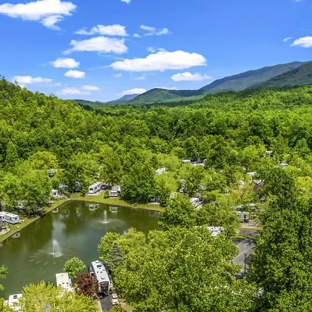 Water Edge Glamping Resort- Fishing Pond, Fire Pit, Swimming Pools, Mini Golf